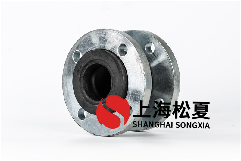 組裝球型橡膠軟接頭時(shí)，地腳螺栓的螺桿擠出機(jī)應(yīng)伸進(jìn)三通接頭兩側(cè)